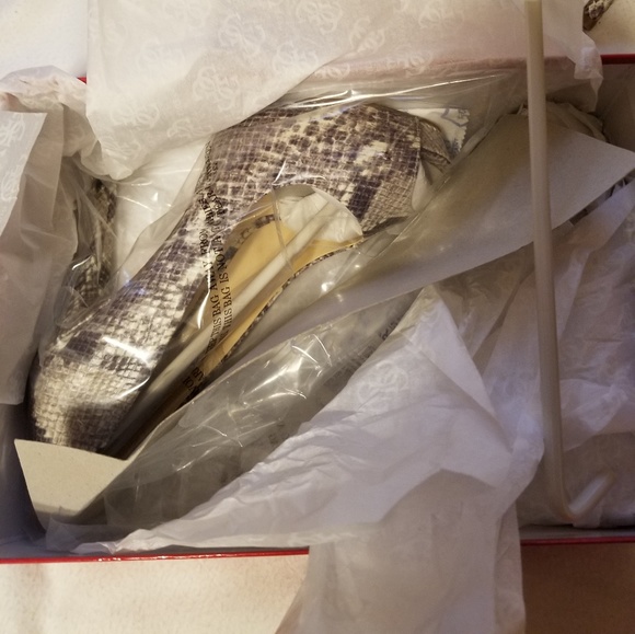 🆕️Guess Platform Pumpss - Picture 4 of 4